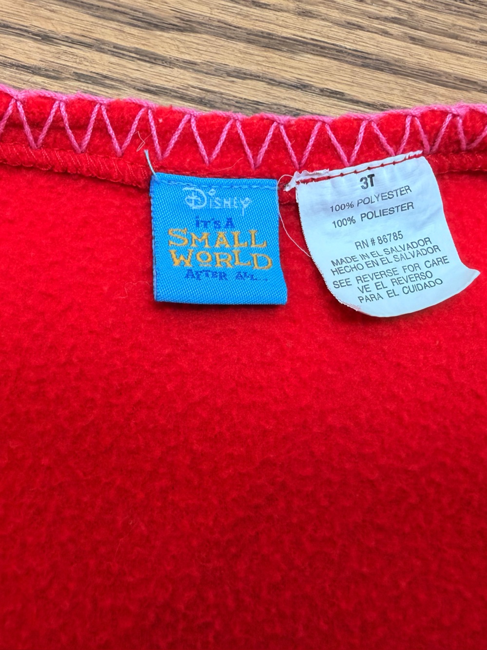Disney vintage Y2K It’s A Small World After All toddler fleece button - Picture 4 of 6